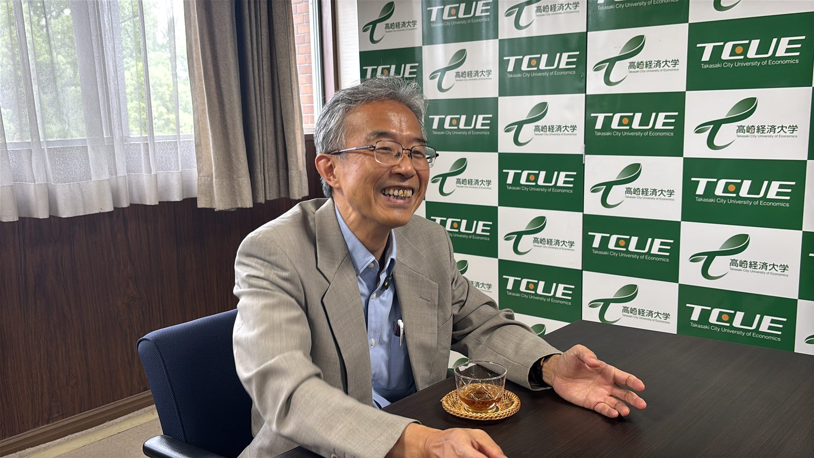 インタビューに答える高崎経済大学の水口剛学長