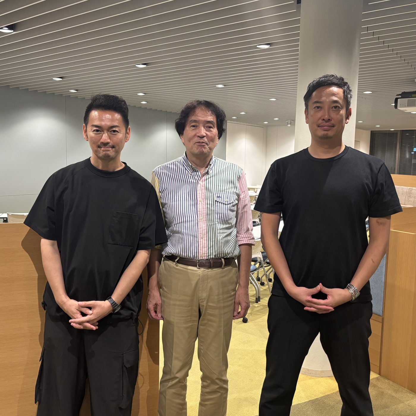 大妻女子大学の学習スペースに並ぶ野口、寺石教授、石川